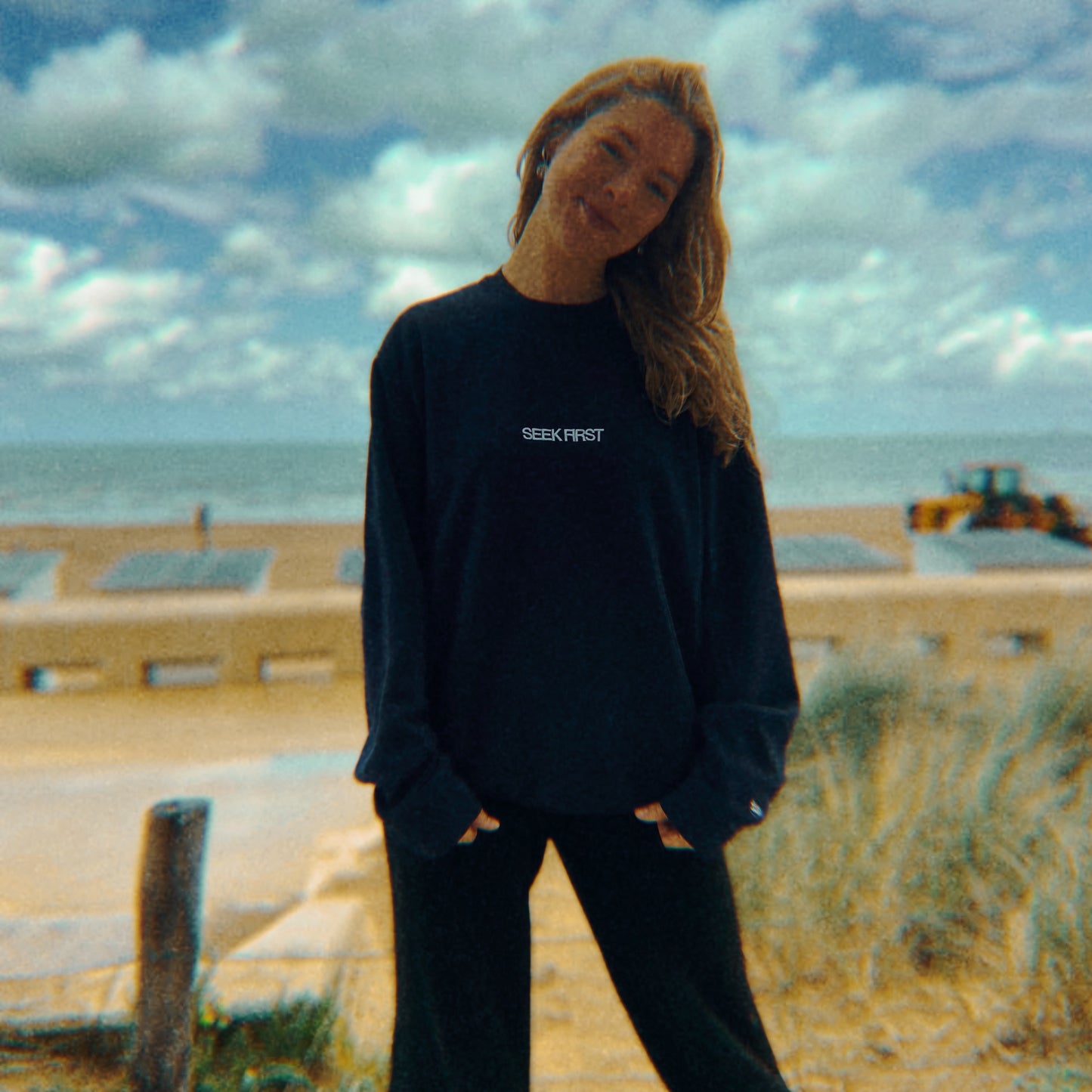 the seek first sweatshirt (regular fit)